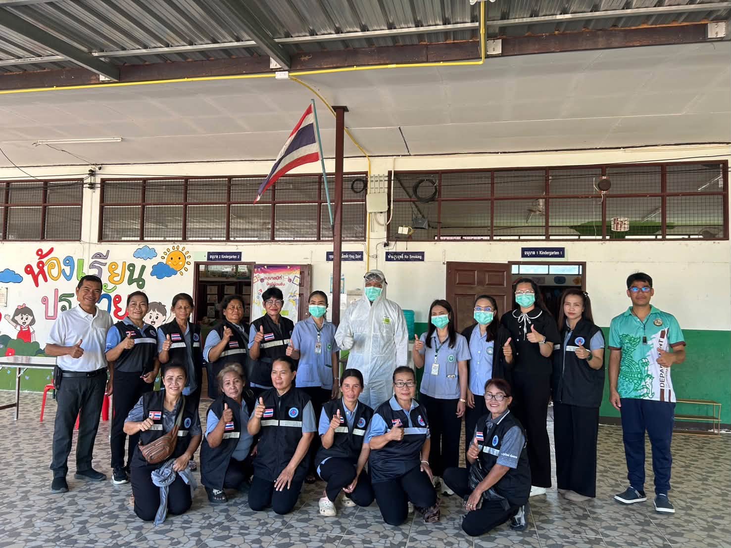 งานสาธารณสุข ออกฉีดพ่นฆ่าเชื้อป้องกันโรคมือเท้าปาก ร่วมกับ โรงพยาบาลอุบลรัตน์ ที่โรงเรียนบ้านทุ่งโป่ง