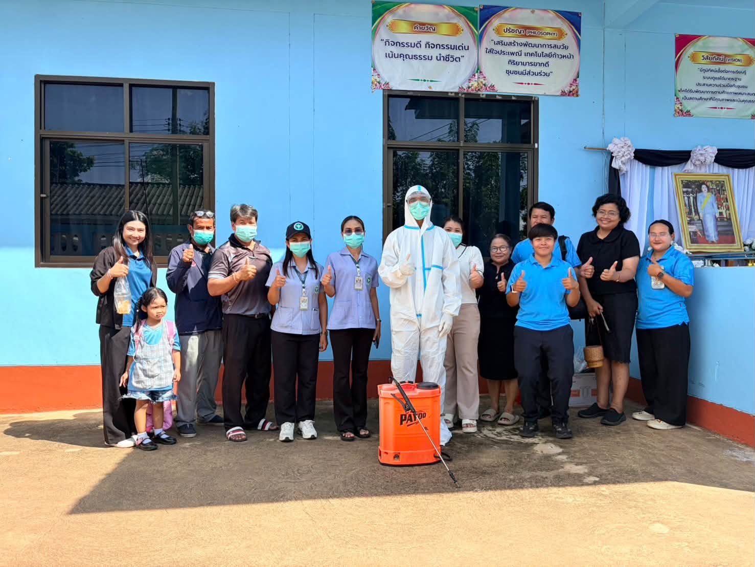 งานสาธารณสุข ออกฉีดพ่นฆ่าเชื้อป้องกันโรคมือเท้าปากร่วมกับโรงพยาบาลอุบลรัตน์โรงพยาบาลส่งเสริมสุขภาพตำบลบ้านห้วยยาง ที่ศูนย์พัฒนาเด็กเล็กบ้านห้วยยางสังกัดองค์การบริหารส่วนตำบลทุ่งโป่ง 